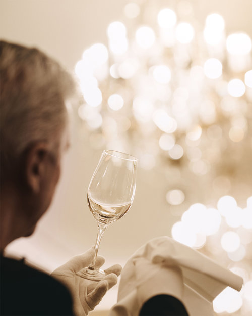 Servitør på Hotel Bristol pusser vinglass