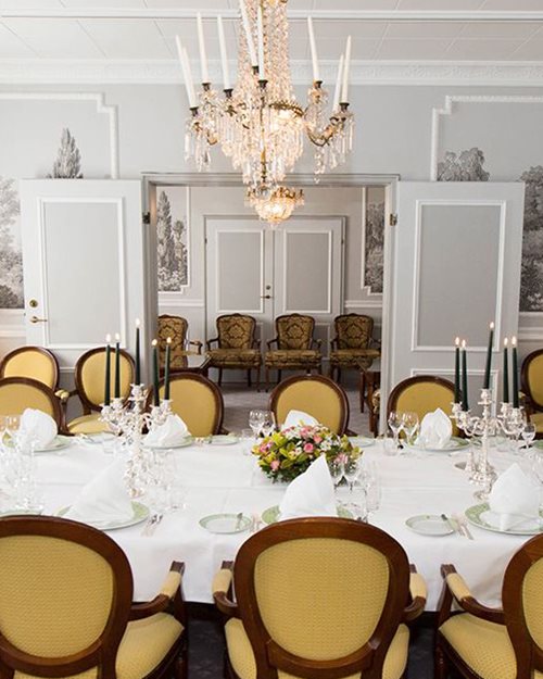 Delicate, bright and intimate banquet facility seating up to 15 people 