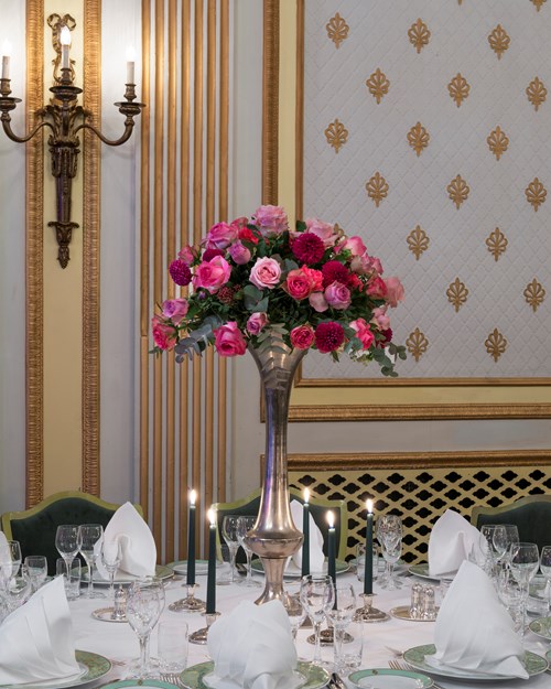 Classical furnishings in Lille festsal,decorated round tables  and fresh pink roses