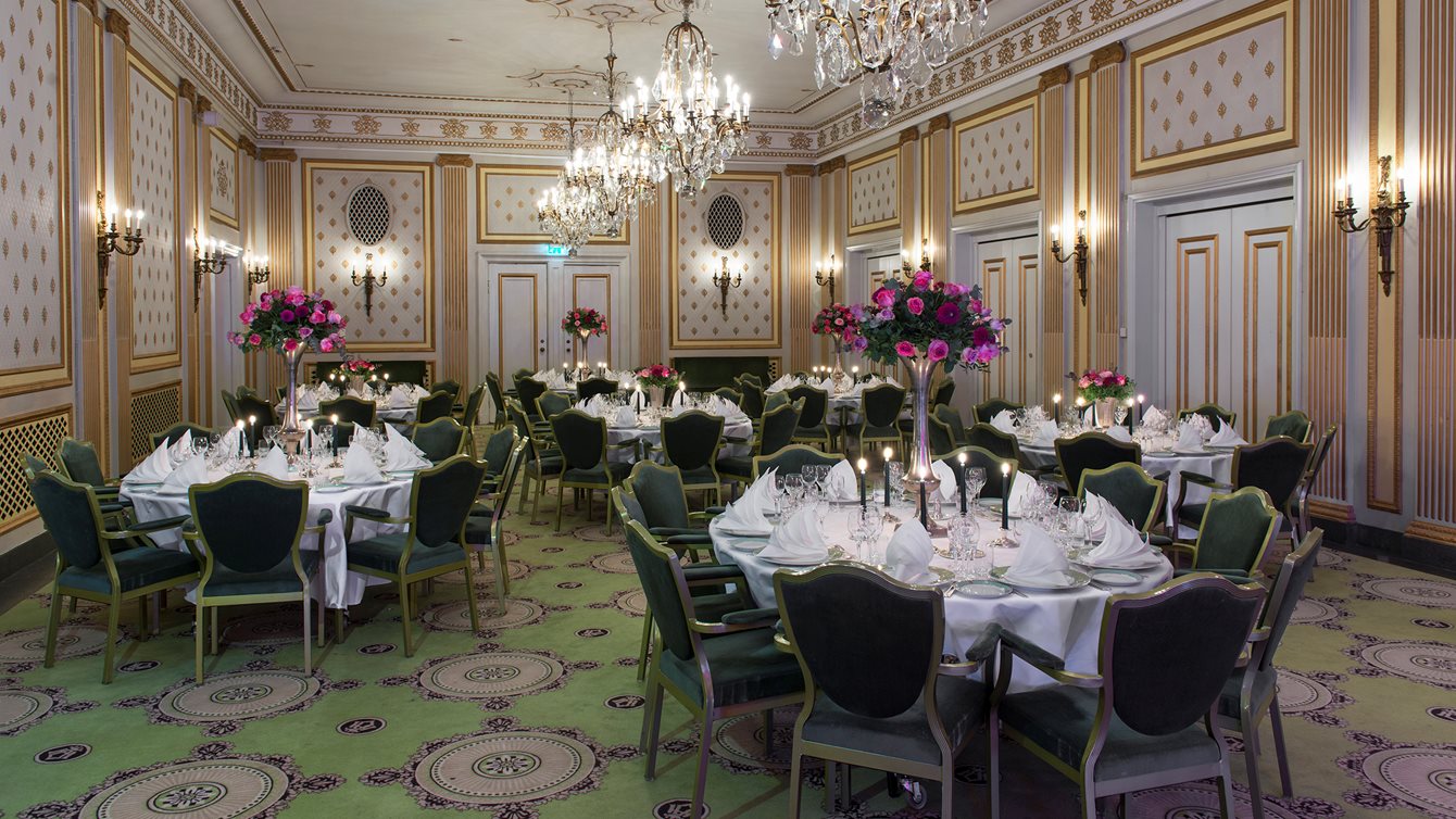 Classical furnishings in Lille festsal,decorated round tables  and fresh pink roses