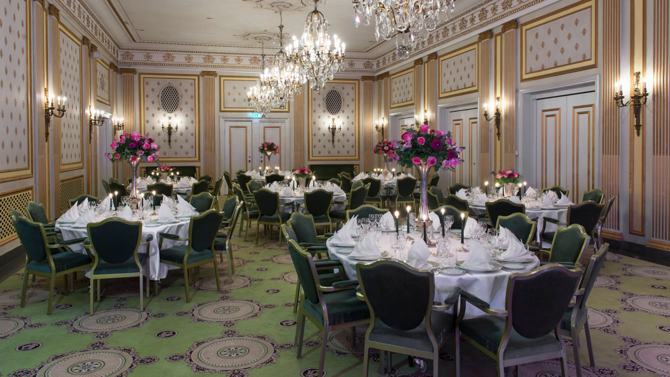 Classical furnishings in Lille festsal,decorated round tables  and fresh pink roses