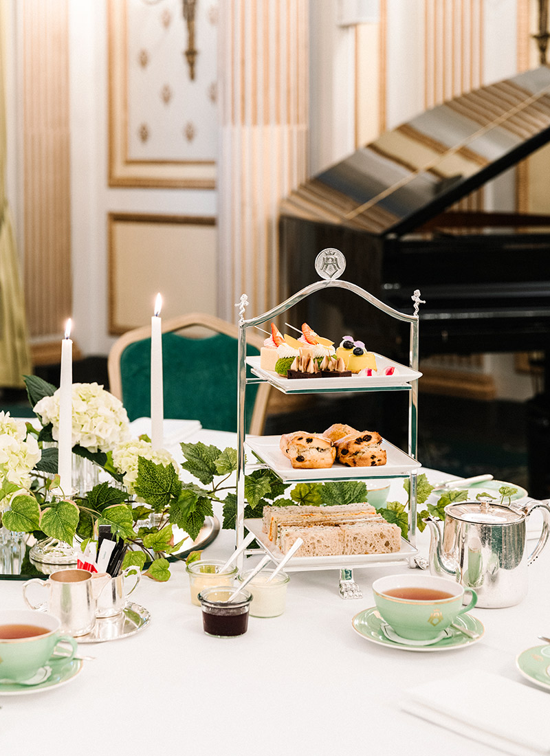 Bord dekket til afternoon tea med etasjefat med b