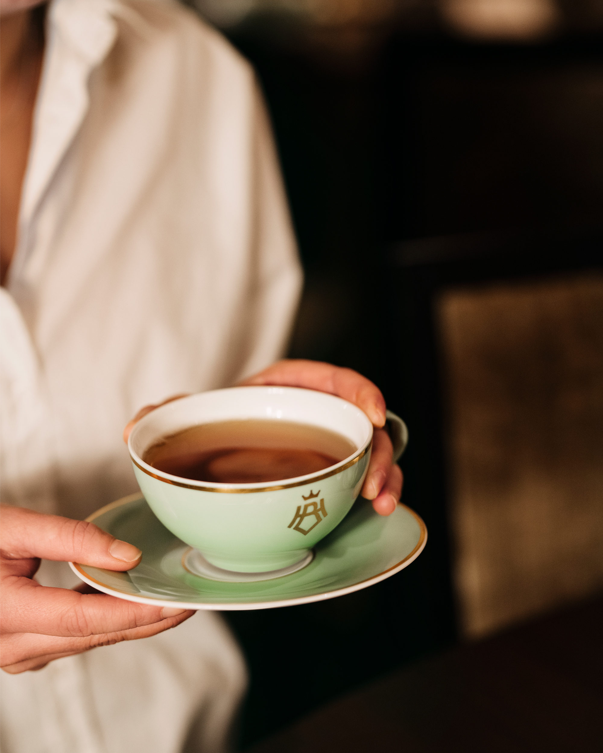 Bord med hvit duk dekket til afternoon tea.