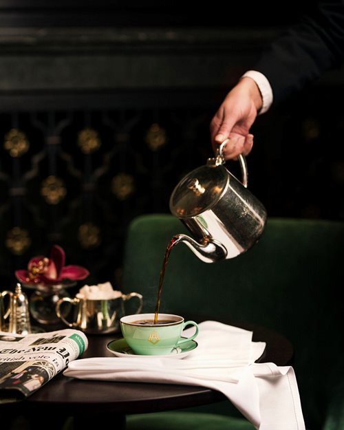 Kaffe serveres fra sølvkanne av ansatt på Hotel Bristol