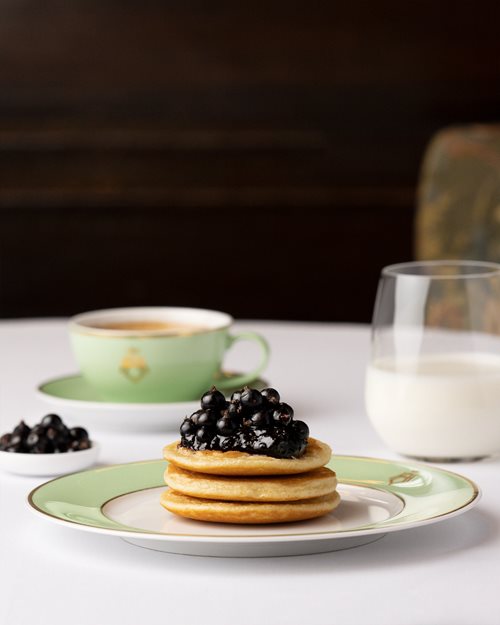 Pannekaker med kaviar, glass melk og kaffe