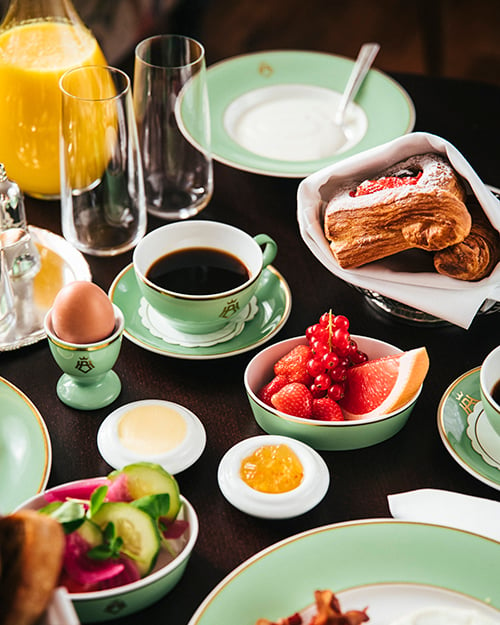 Et bugnende frokostbord med frisk frukt, egg, kaffe og ferskpresset juice