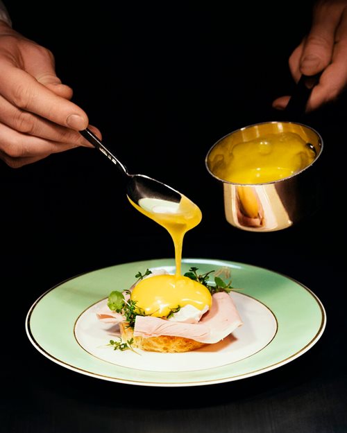 Eggs Benedict på en tallerken på Hotel Bristol