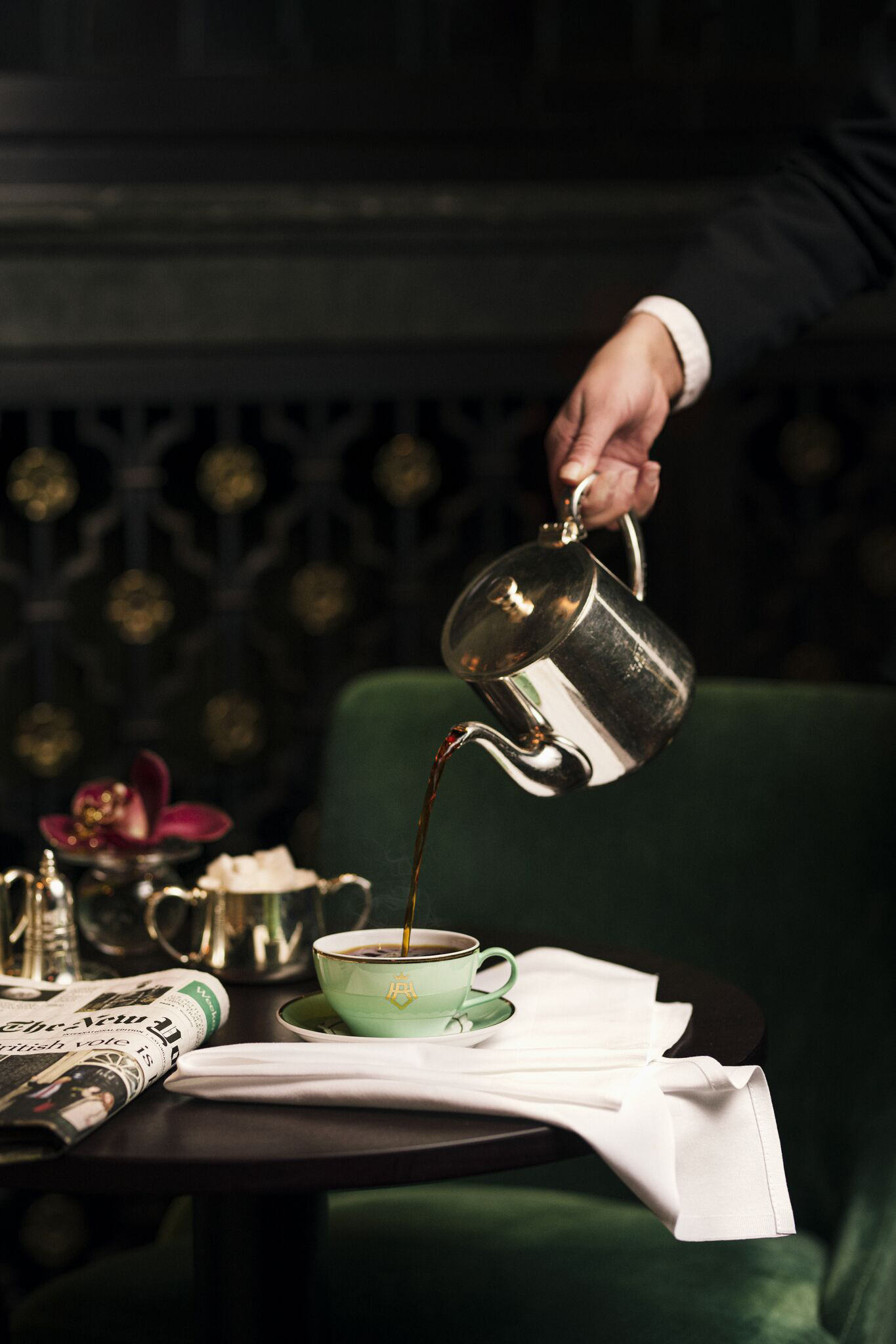 En ansatt skjenker kaffe til frokost