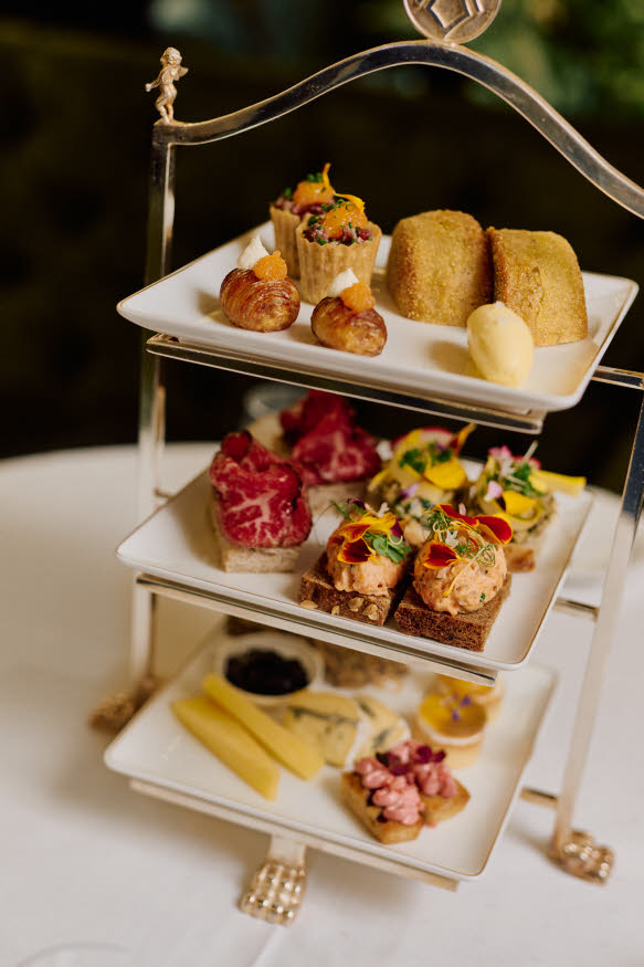 Nærbilde av etasjefat med fingermat.