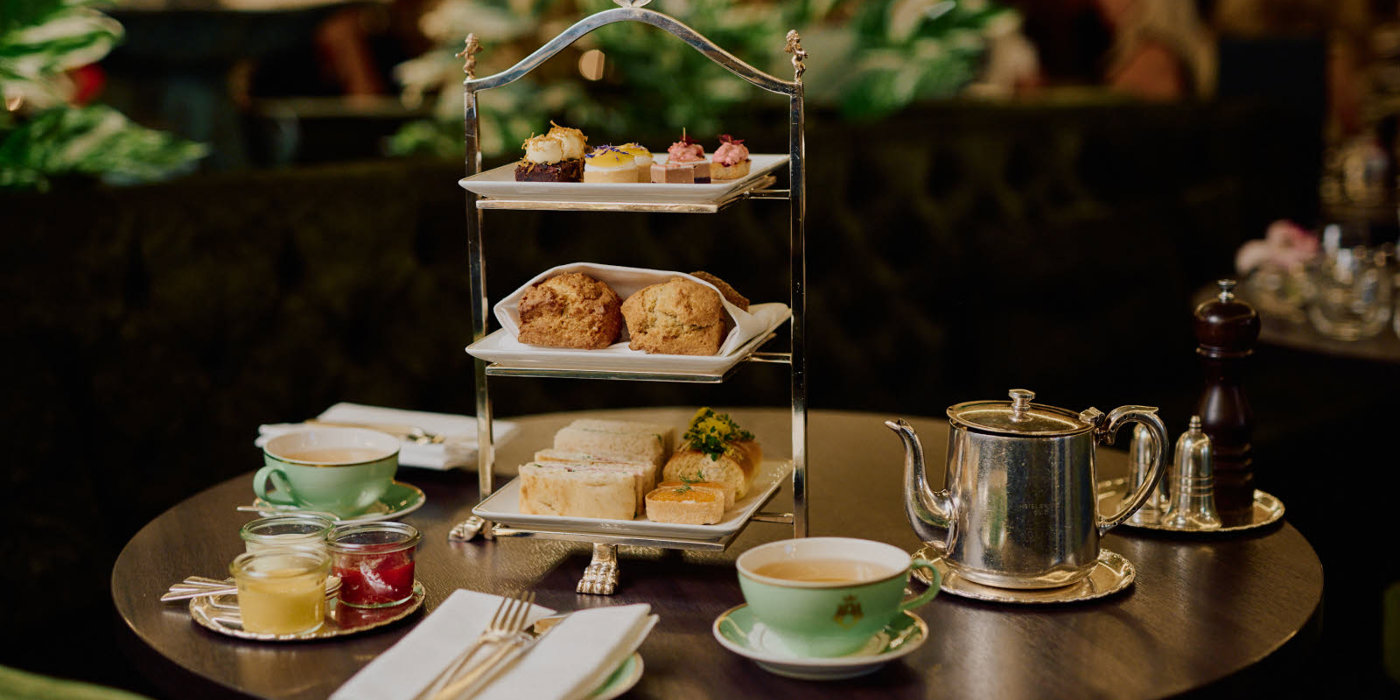 Rudt, mørkt bord dekket til high tea.