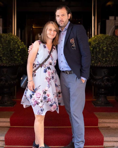 Merete og John Marius på rød løper utenfor Hotel Bristol.